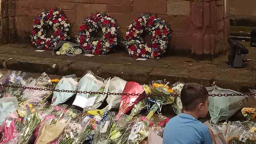 Altar im Chorraum der Ruine und gleichzeitig Gedenkort aus Anlass des Todes der Queen
