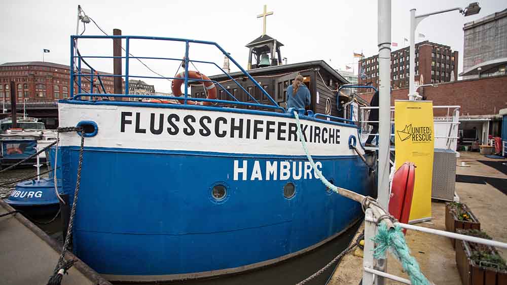 Kahn im Hafen mit der Aufschrift „Flussschifferkirche Hamburg“