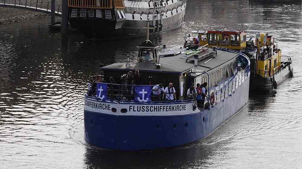 Zum Kirchentag 2009 schipperte die "Flusi" mit einem Schlepper nach Bremen