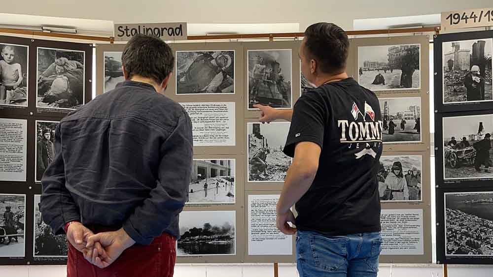 Besucher in der Ausstellung