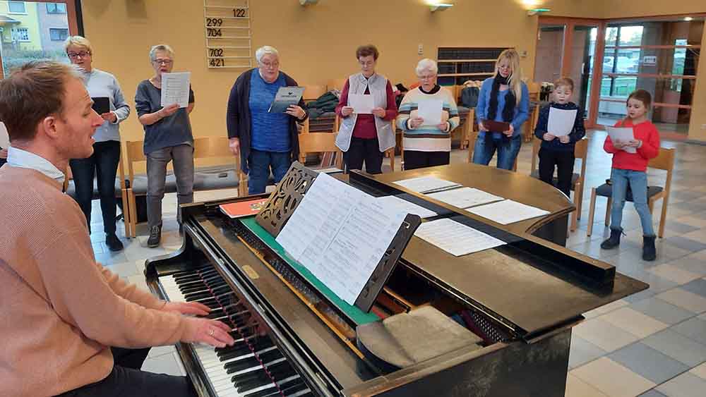 Christian Domke, Kantor in der Friedensgemeinde in Schwerin, vermittelt den verschiedenen Generationen Freude am gemeinsamen Singen