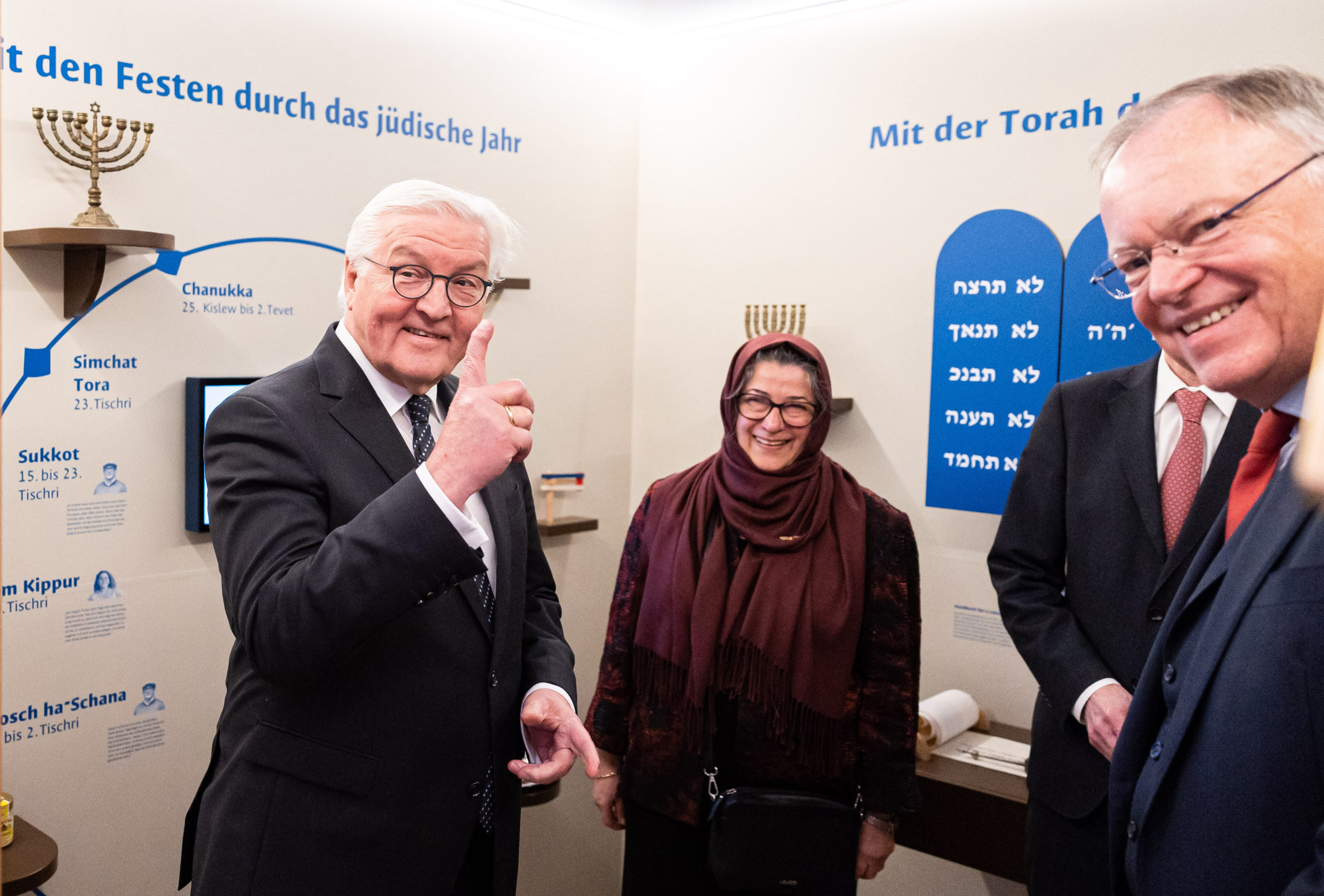 Im neuen „Haus der Religionen“ (v.l.): Bundespräsident Frank-Walter Steinmeier, Hamideh Mohagheghi, Sprecherin des Rates der Religionen, und Niedersachsens Ministerpräsident Stephan Weil