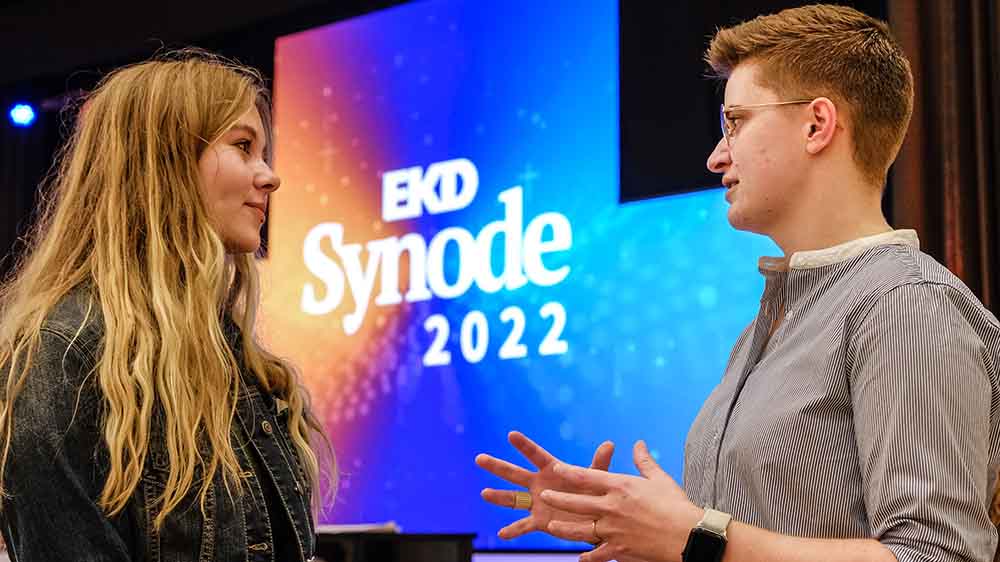 Aimée van Baalen (li) von der "Letzten Generation" unterhält sich während der Synode in Magdeburg mit EKD-Präses Anna-Nicole Heinrich