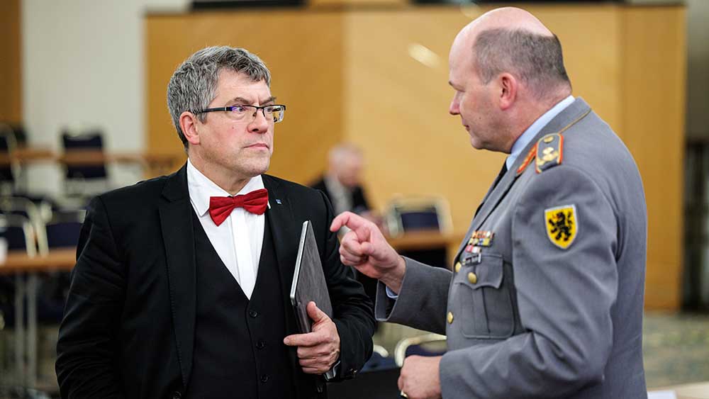 Im Gespräch: der EKD-Friedensbeauftragte Friedrich Kramer (li.) und der Synodale und Generalmajor der Bundeswehr, Ruprecht von Butler
