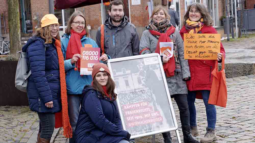 Ein Team aus Kirche, Diakonie, Gleichstellungsstellen, AWO und engagierten Frauen ist regelmäßig auf dem Wochenmarkt von Preetz