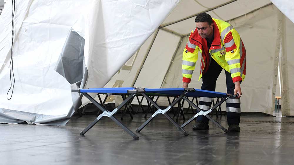 In den Messehallen werden – wie bereits im April – Betten aufgestellt