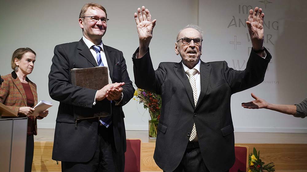 Jürgen Moltmann ist jetzt Ehrendoktor. Rektor Markus Mühling freut sich mit