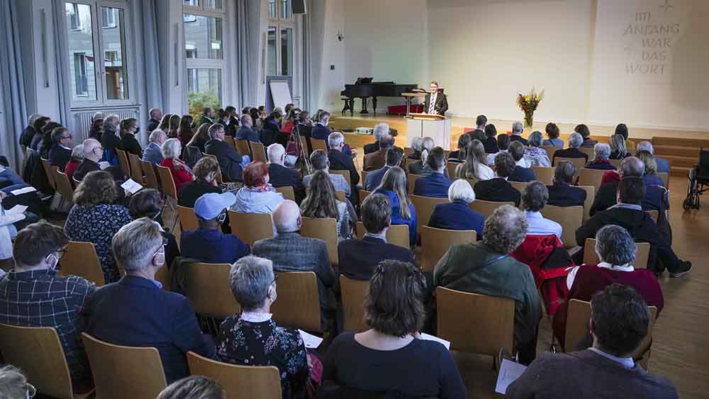 Zur Ehrung ist der Saal voll besetzt