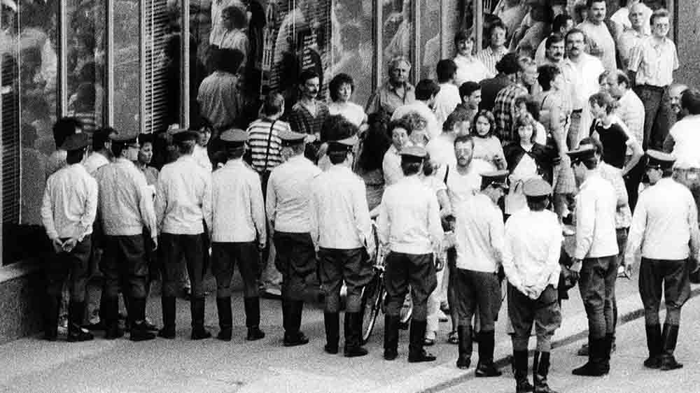 Am 18. September 1989 versperren DDR-Volkspolizisten Teilnehmern des Friedensgebets den Weg Foto: Archiv / epd