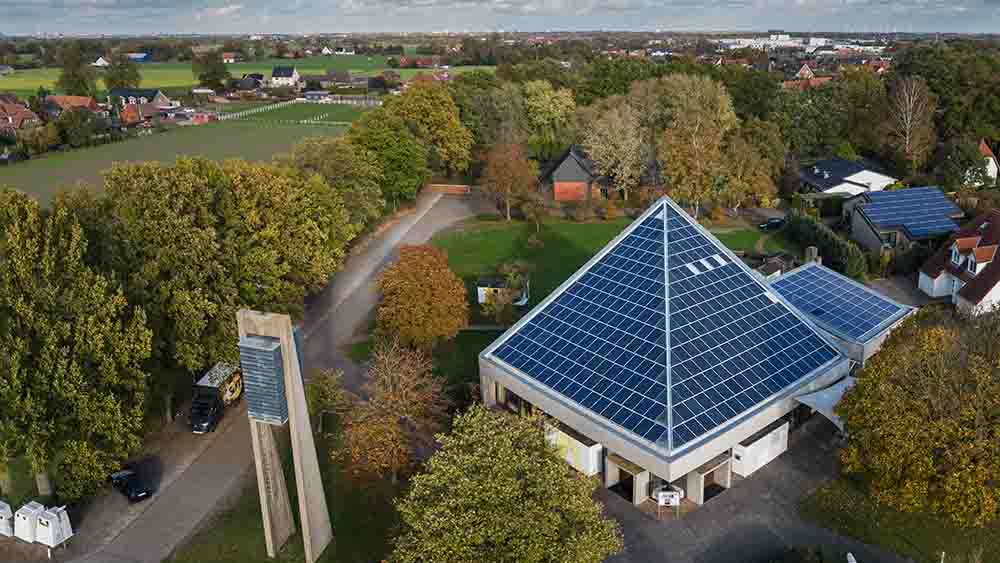Auf dem Kirchendach sind Photovoltaik-Anlagen installiert