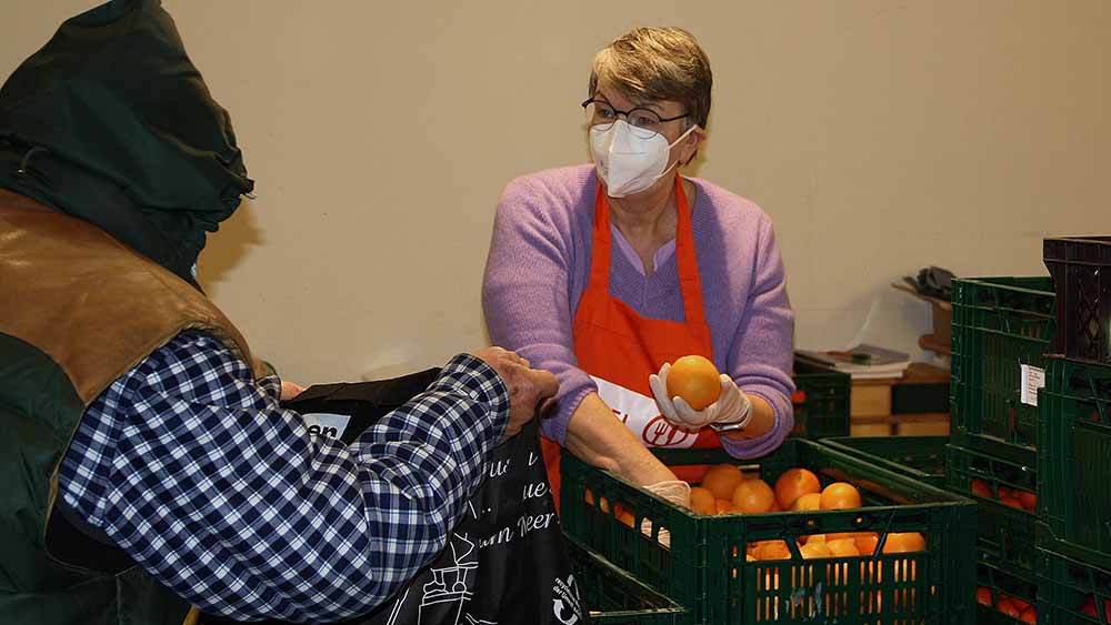 Frisches Obst legt Kristina Kühnbaum-Schmidt in die Leinenbeutel der Kundschaft.