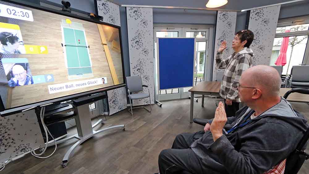 Claus Lehnert und Margret Warnken spielen eine virtuelle Partie Tischtennis