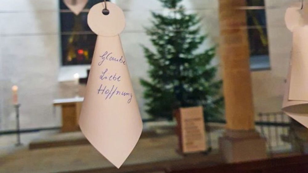 Viele Engel, beschrieben mit Wünschen oder Bitten, fliegen schon durch die Pauluskirche in Bochum. Bis Weihnachten dürfen es gern noch mehr werden.