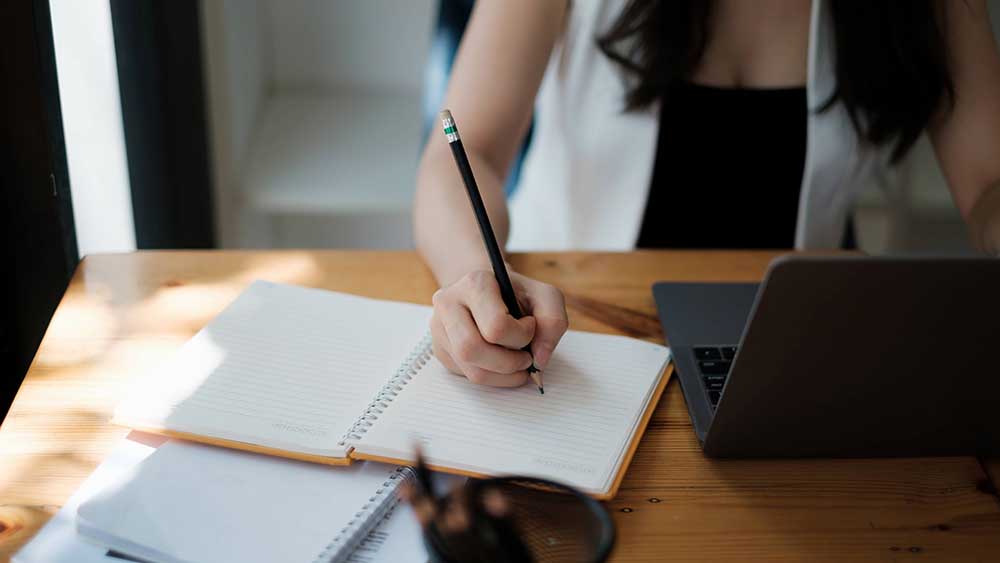 Aus aller Welt können sich Studierende via Internet zuschalten (Symbolbild)