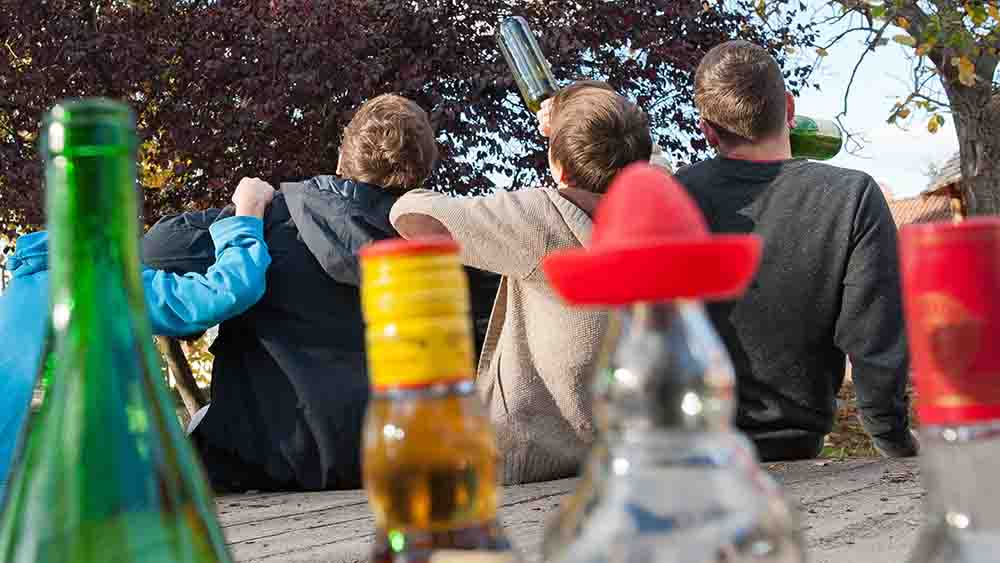 In der Gruppe spornen sich Jugendliche zum Trinken an (Symbolbild)