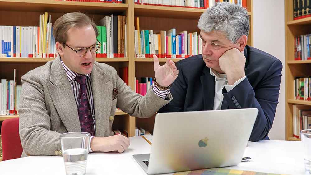 Axel Reitz (li.) im Gespräch mit Pfarrer Andrew Schäfer, der ihm beim Ausstieg half