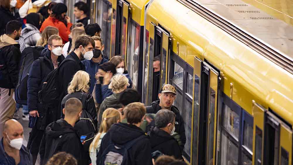 Noch müssen in den Bahnen meistens Masken getragen werden