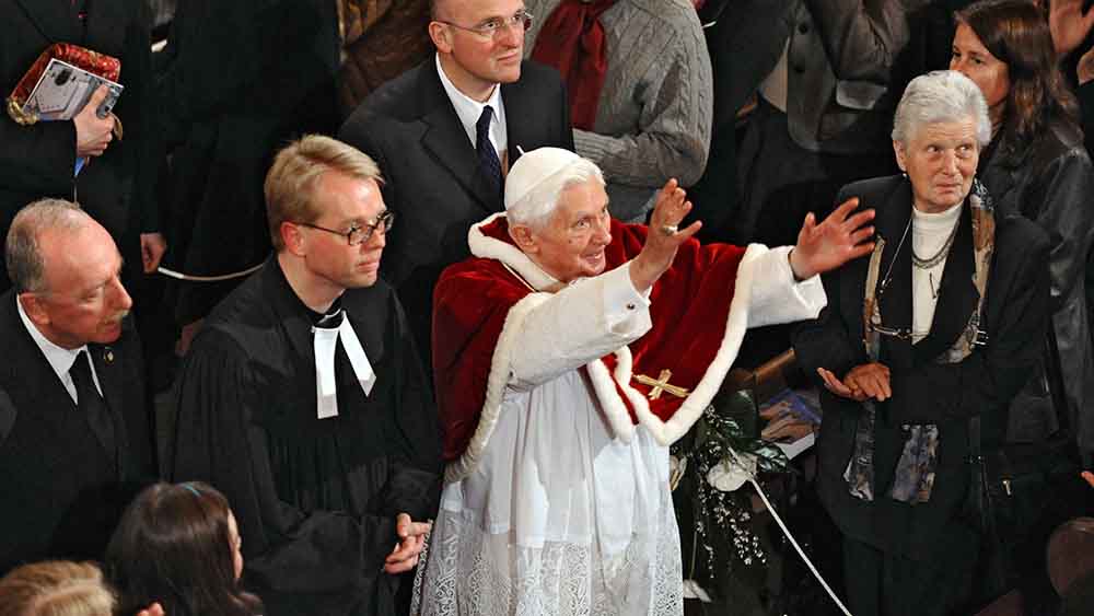 Im März 2010 besucht Papst Benedikt XVI.die evangelische Gemeinde in Rom. Zusammen mit Pastor Jens-Martin Kruse (li.) feiert er einen Gottesdienst