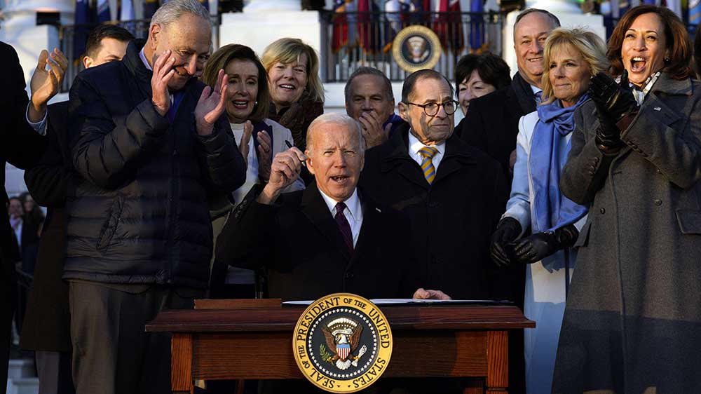 Im Garten des Weißen Hauses hat Präsident Biden das Gesetz unterzeichnet