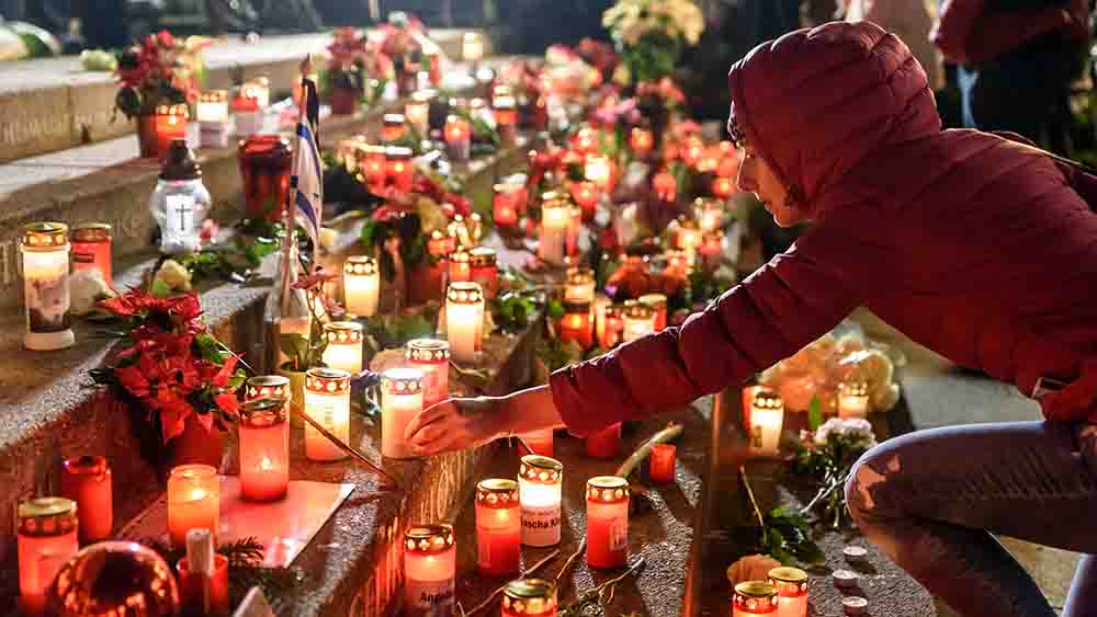 Zum Jahrestag zünden die Menschen am Breitscheidplatz Kerzen an (Archivbild)