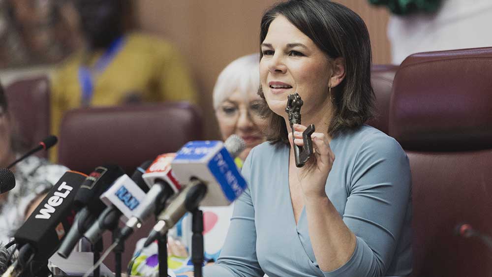 Außenministerin Annalena Baerbock zeigt eine der Bronzen