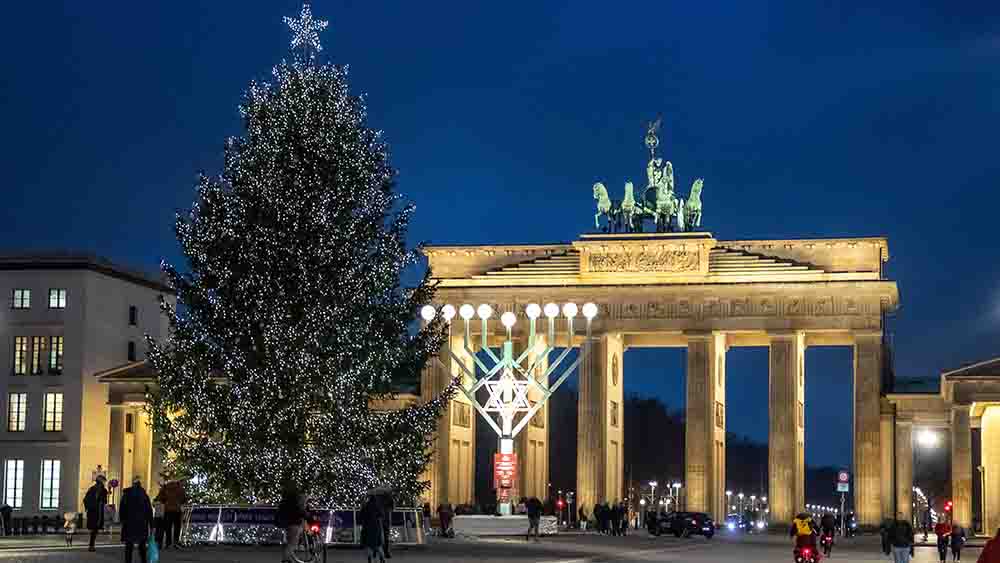 Vor dem Brandenburger Tor in Berlin wird auch dieses Jahr wieder ein übergroßer Chanukka-Leuchter zum jüdischen Lichterfest aufgestellt