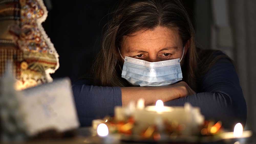 Allein mit der Maske: Ältere sind während der Pandemie vereinsamt (Symbolbild)