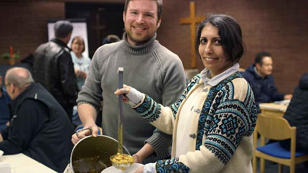 Maisa Wadi-Schwarz und ihr Ehemann Pastor Maik Schwarz sorgen für die Suppe