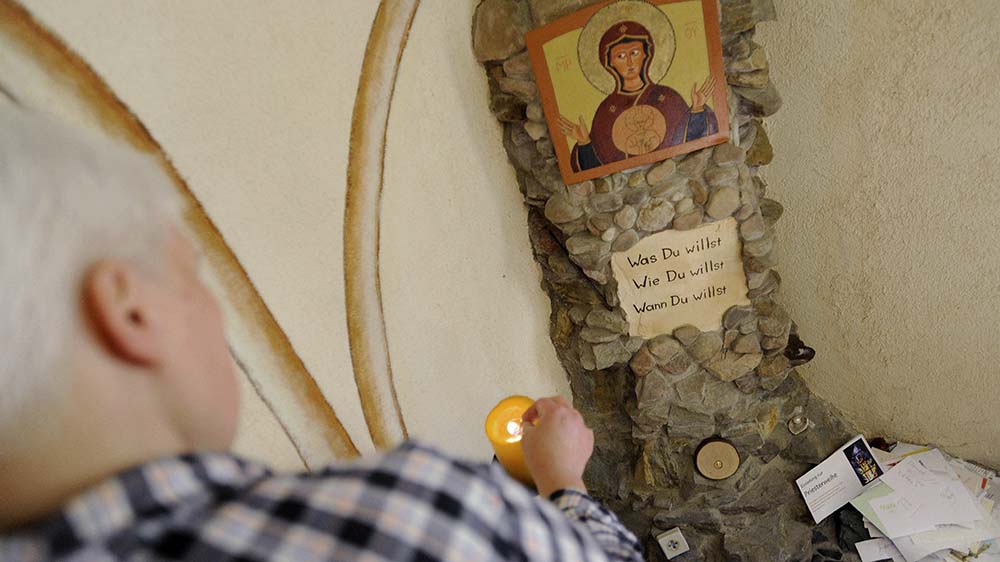 Allein mit Gott in ihrer kleine Kapelle feier Maria Anna Leenen das Weihnachtsfest