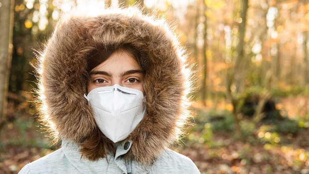 Eine dicke Jacke und eine Maske – das ist auch in diesem Winter eine gute Idee, sagen Ärzte
