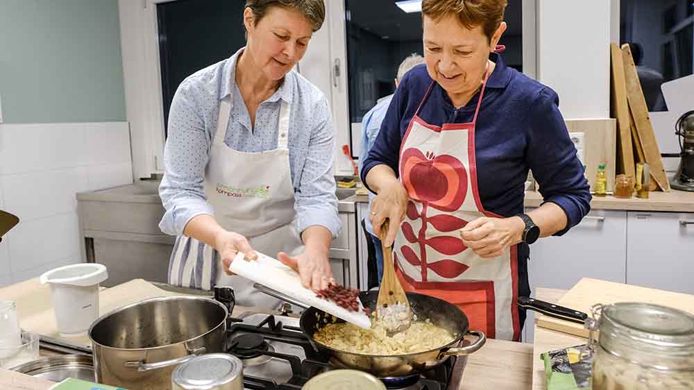 Kursleiterin Cornelia Ermes (li.) und Heike Eberhardt bereiten die veganen Florentiner zu.