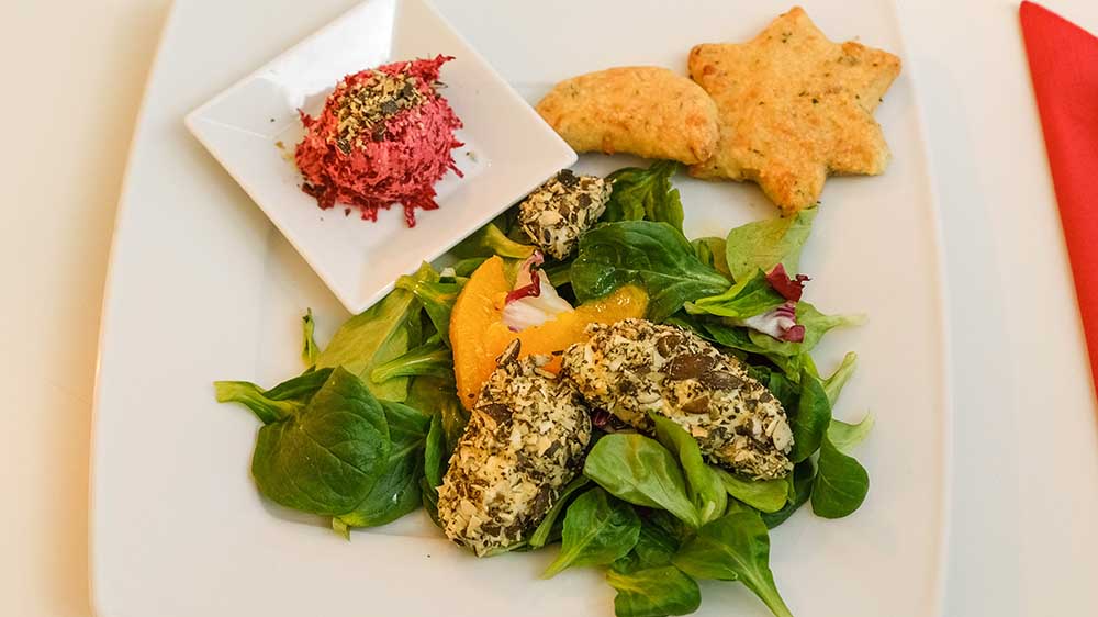 Guten Appetit: Die Vorspeise Vorspeise besteht aus Rote-Beete-Streich, Scones mit Zitronen-Thymian und Kaesebaellchen auf winterlichem Salat