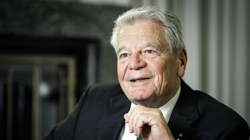 Ex-Bundespräsident Joachim Gauck  fürchtet, dass die Liberale Demokratie Schaden nehmen könnte