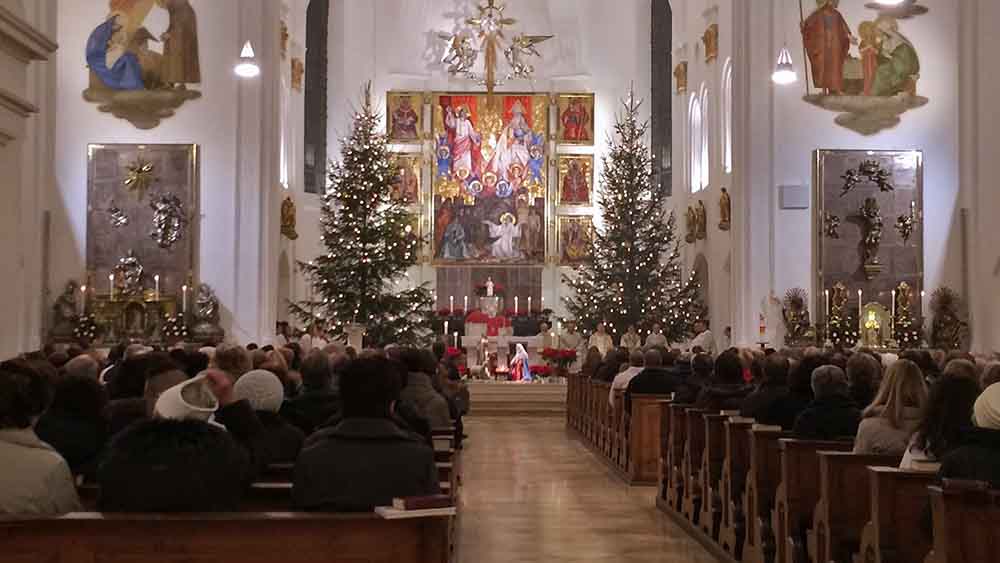 Zu Weihnachten ist die Kirche rappelvoll. Aber wie verhält man sich im Gottesdienst richtig?