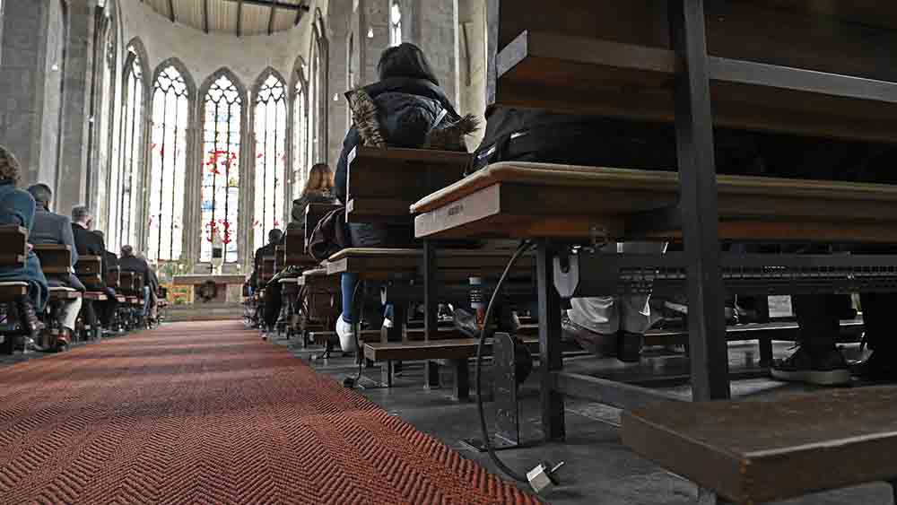Manche Kirchen haben Heizstrahler unter den Kirchenbänken installiert, wie hier in Magdeburg