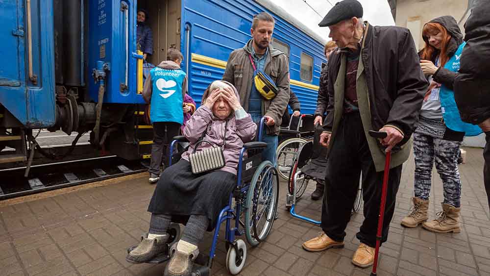 Helfer versorgen Kriegsflüchtlinge am Bahnhof von Lviv