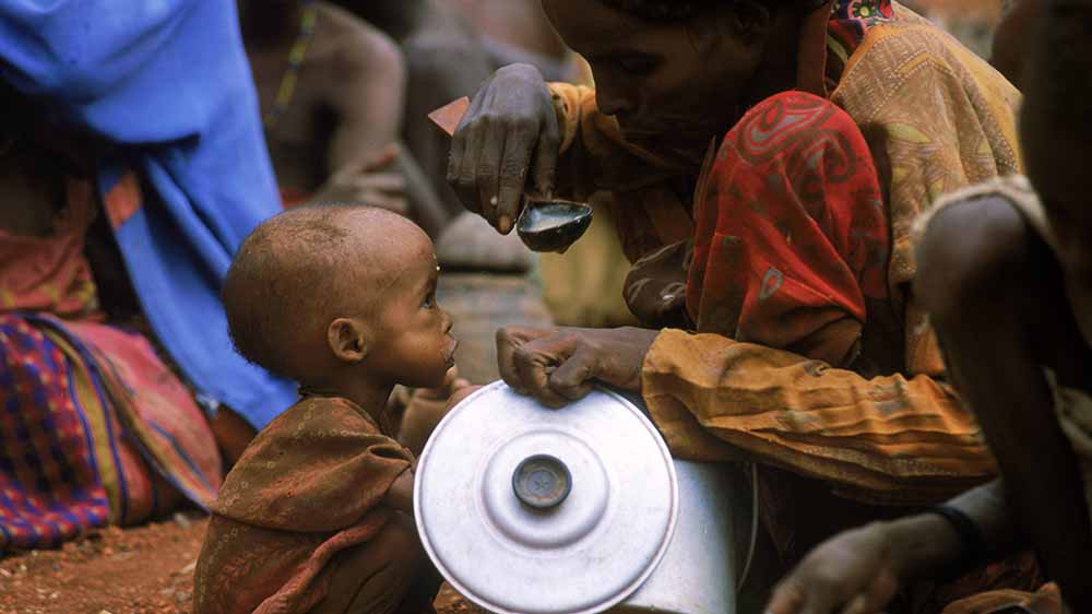 Diese Mutter füttert ihr Kind in Somalia