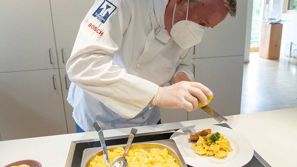 Lecker: Profikoch Jörg Ilzhöfer bereitet im Hospiz Lieblingsspeisen zu, wie hier ein Kalbsfilet