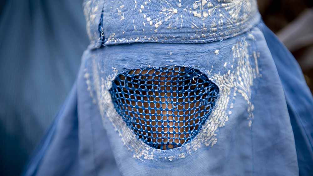 Eine Frau in Kabul, verhüllt in eine Burka