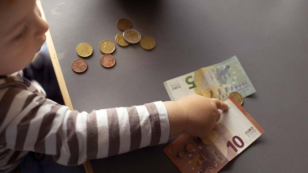 Bei armen Familien muss jeder Cent umgedreht werden (Symbolbild)