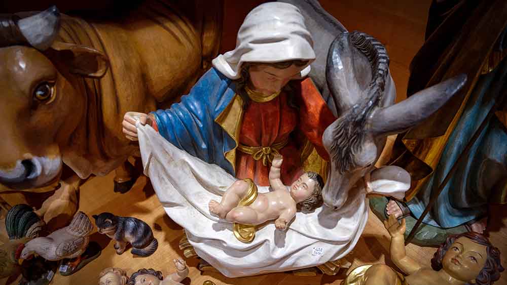 In Windeln gewickelt, liegt das Kind in der Krippe