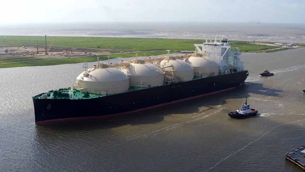 Großes Tankerschiff auf einem Fluss