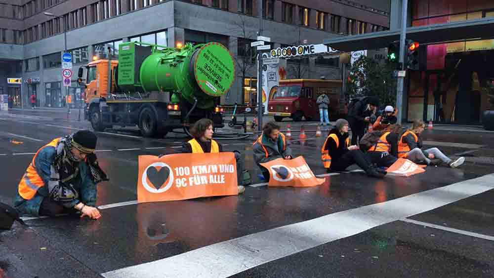 Bei Aktivisten der Letzten Generation, hier eine Aktion in Berlin, hat es Hausdurchsuchungen gegeben