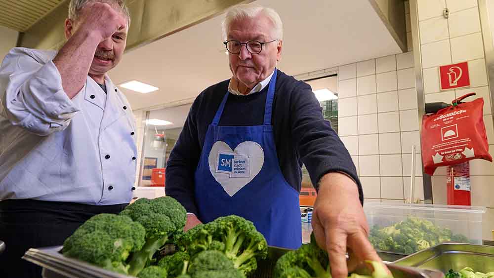 Bundespräsident Steinmeier hilft Küchenchef Dirk Seliger