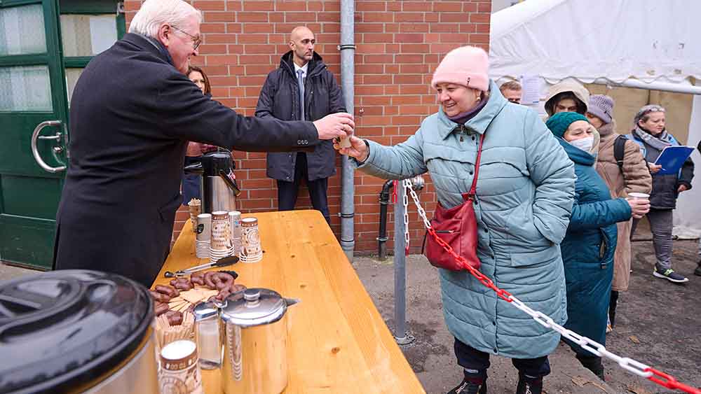 An einem kalten Tag sind warme Getränke aus den Händen des Bundespräsidenten sehr willkommen