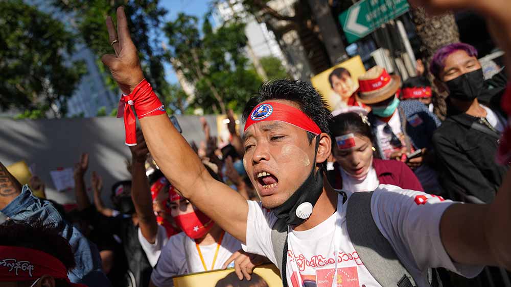 Vor der Botschafts Myanmars im thailändischen Bangkok demonstriert dieser Migrant für Demokratie in seiner Heimat