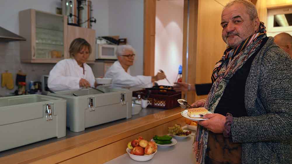 Ein Stück Kuchen oder ein Becher Kaffee – im Nachtcafé von Dresden ist das sehr willkommen