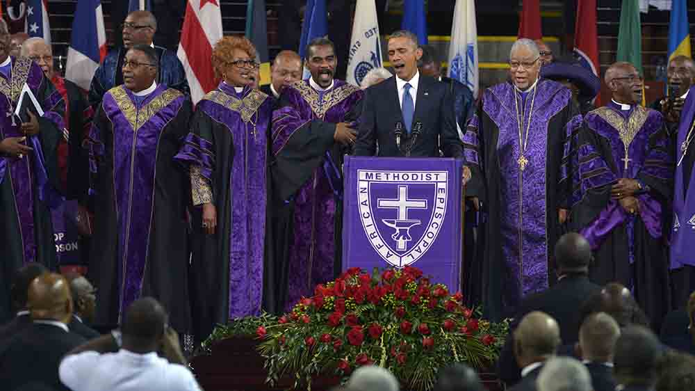 Im Juni 2015 stimmt Präsident Barack Obama bei einer Trauerfeier für ermordete schwarze Kirchenmitglieder das Lied überraschend an