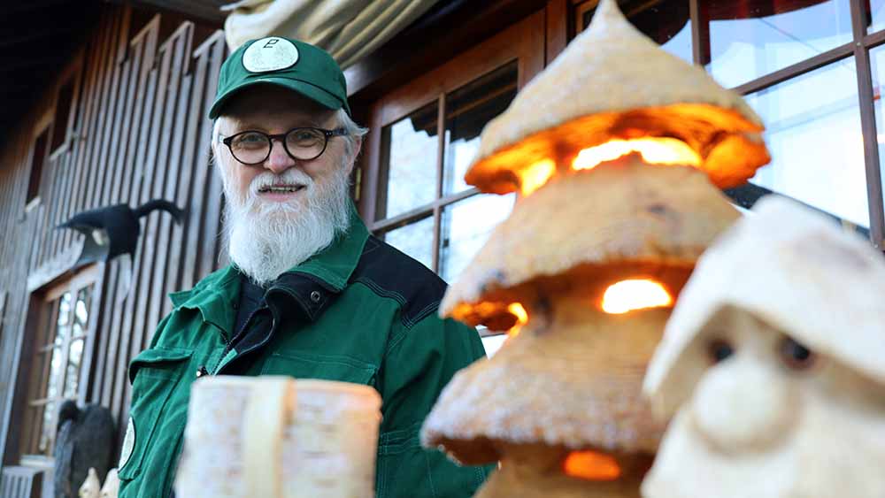 Am liebsten schnitzt Pentti Lepistö Trolle aus Holz