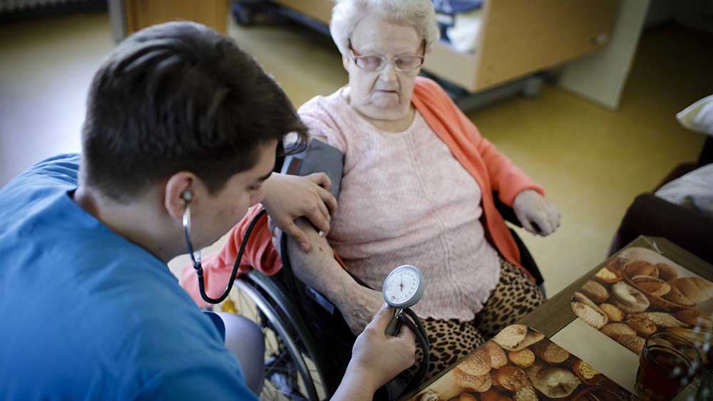Bei Zeitarbeitsfirmen finden Pflegekräfte oft bessere Arbeitsbedingungen (Symbolbild)